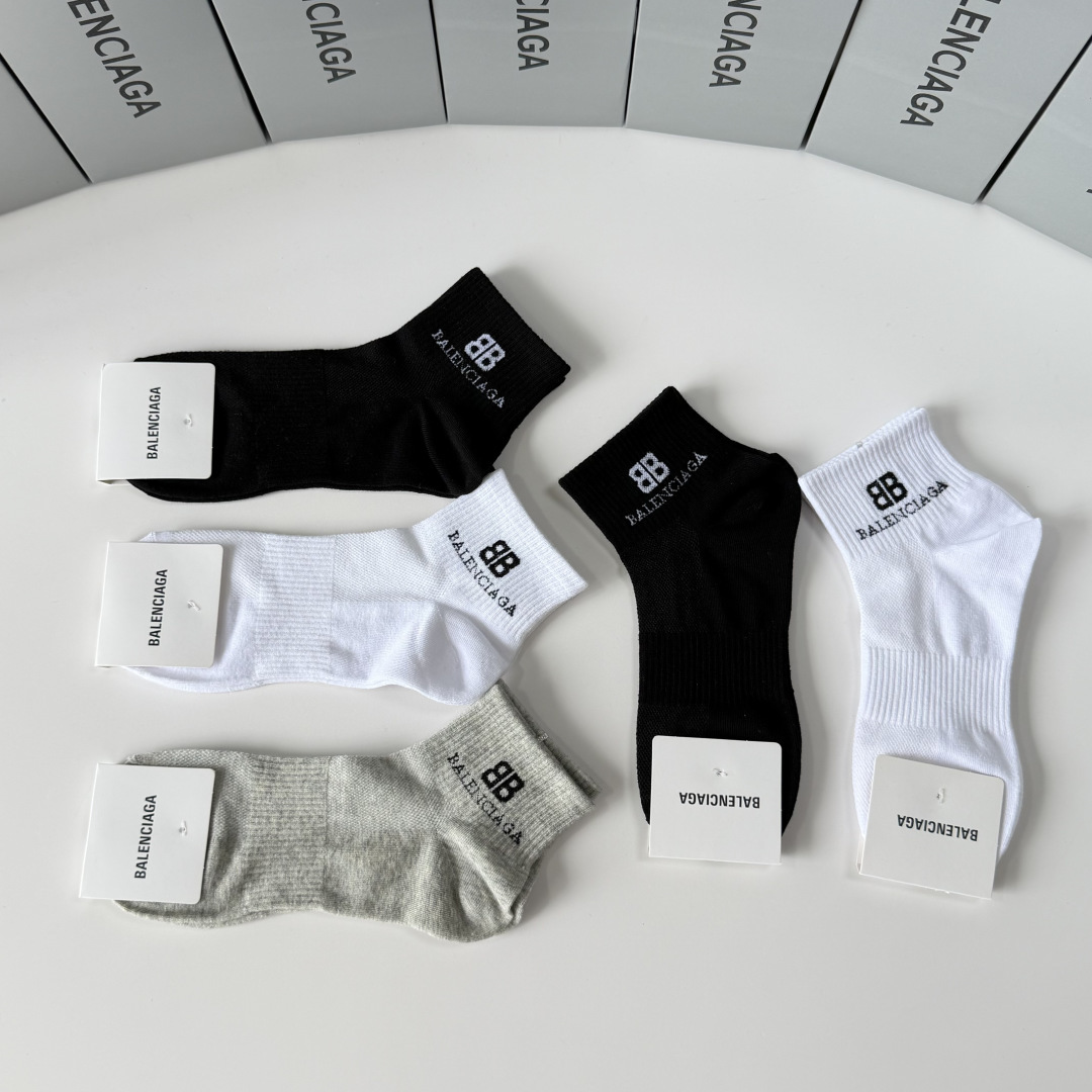 💛配包装 Balenciaga（巴黎世家）新款中短款堆堆袜袜子！一盒五双， 专柜同步筒款袜子，💛大牌出街，潮人必备。超好