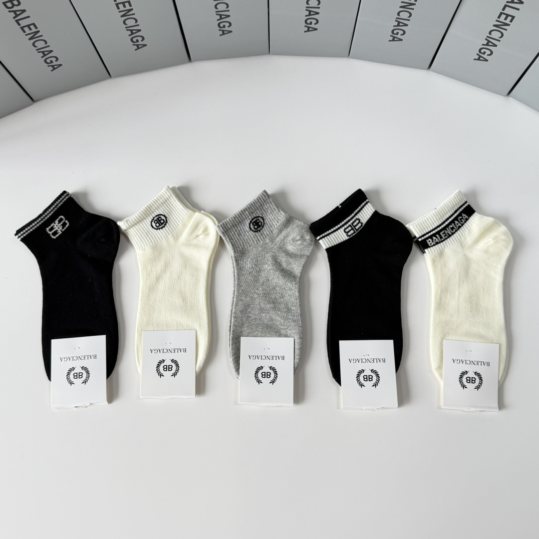💛配包装 Balenciaga（巴黎世家）新款中短款堆堆袜袜子！一盒五双， 专柜同步筒款袜子，💛大牌出街，潮人必备。超好