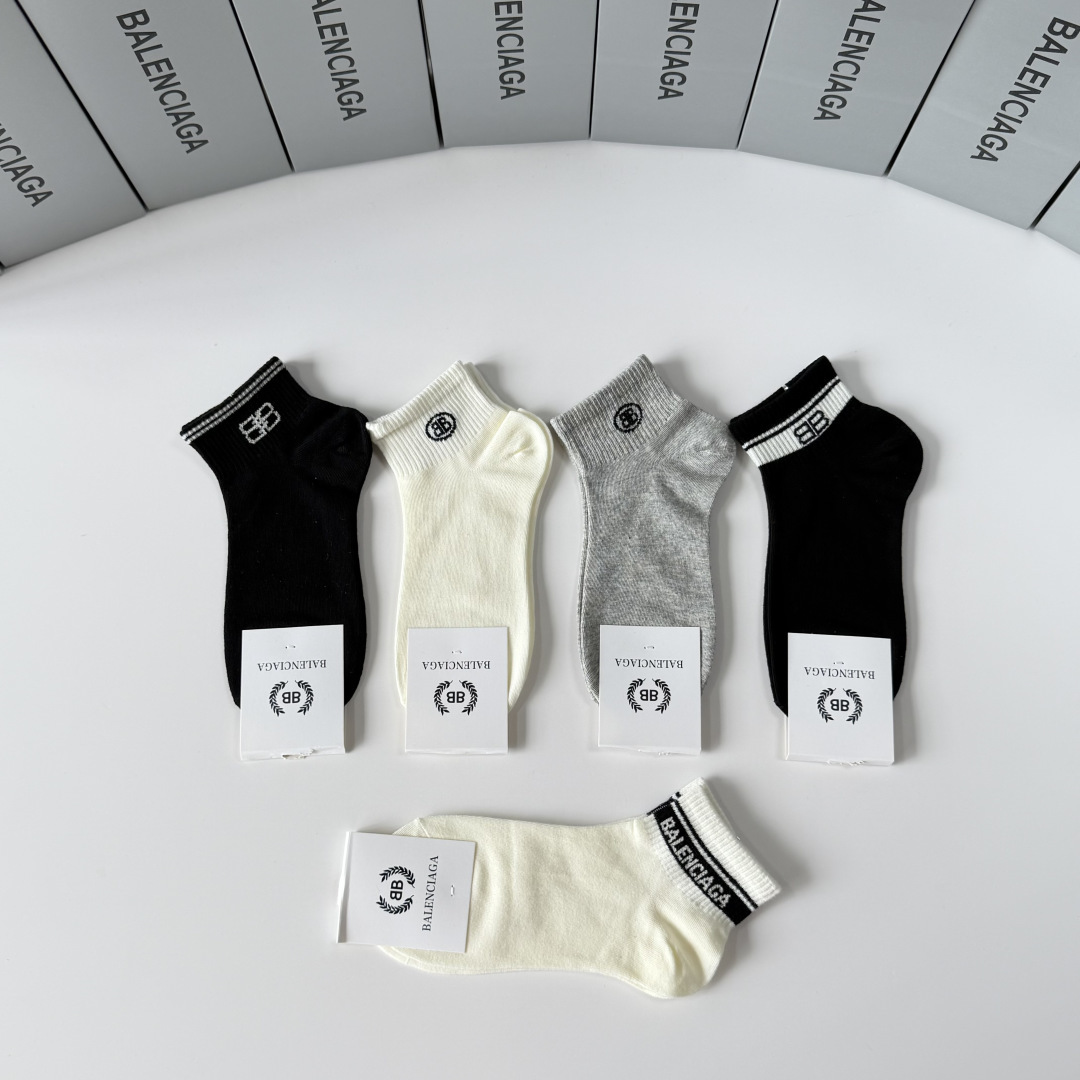 💛配包装 Balenciaga（巴黎世家）新款中短款堆堆袜袜子！一盒五双， 专柜同步筒款袜子，💛大牌出街，潮人必备。超好