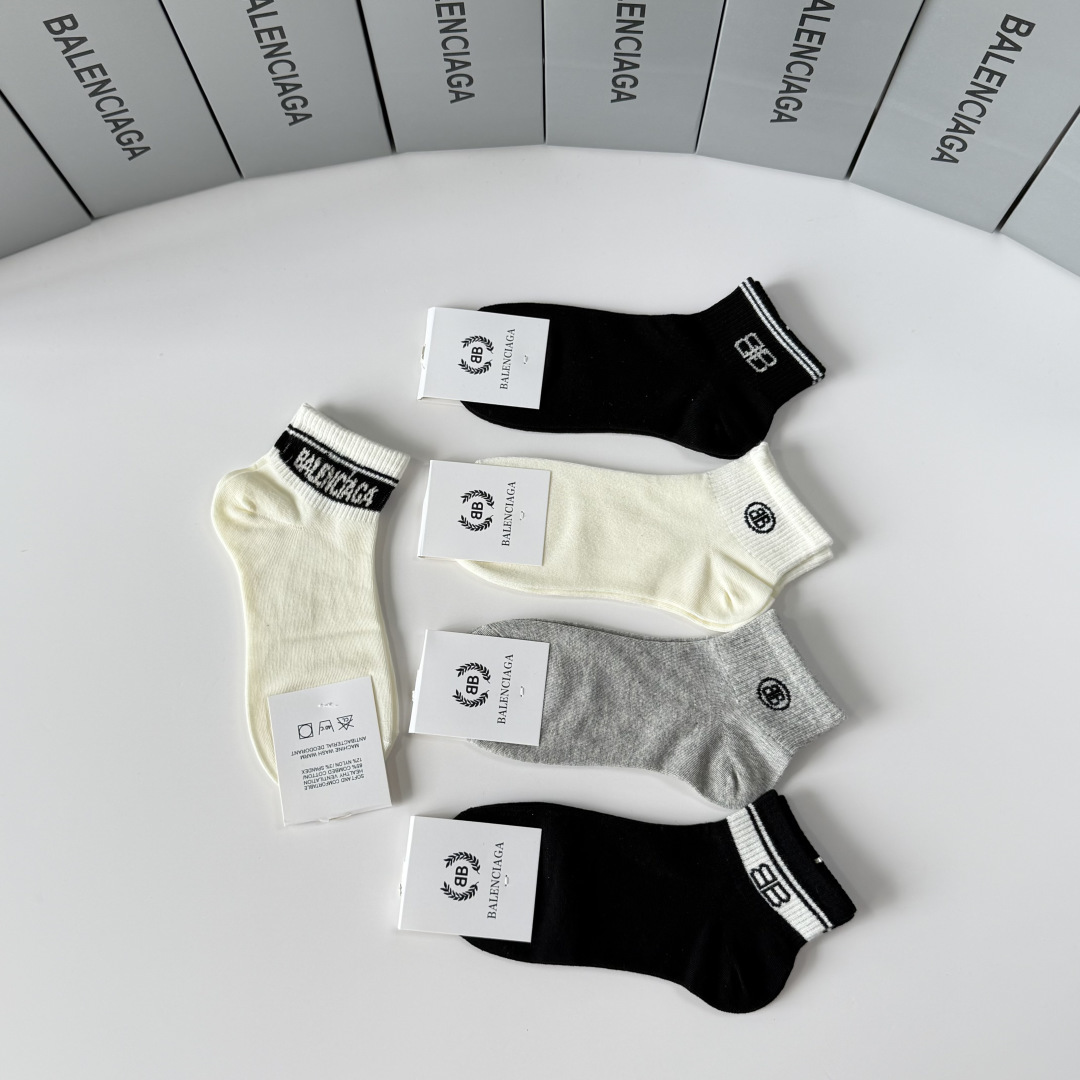 💛配包装 Balenciaga（巴黎世家）新款中短款堆堆袜袜子！一盒五双， 专柜同步筒款袜子，💛大牌出街，潮人必备。超好