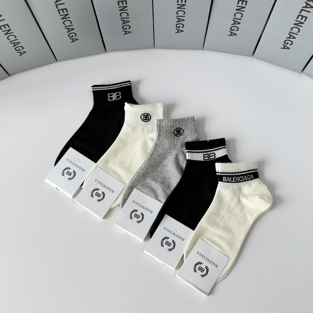 💛配包装 Balenciaga（巴黎世家）新款中短款堆堆袜袜子！一盒五双， 专柜同步筒款袜子，💛大牌出街，潮人必备。超好