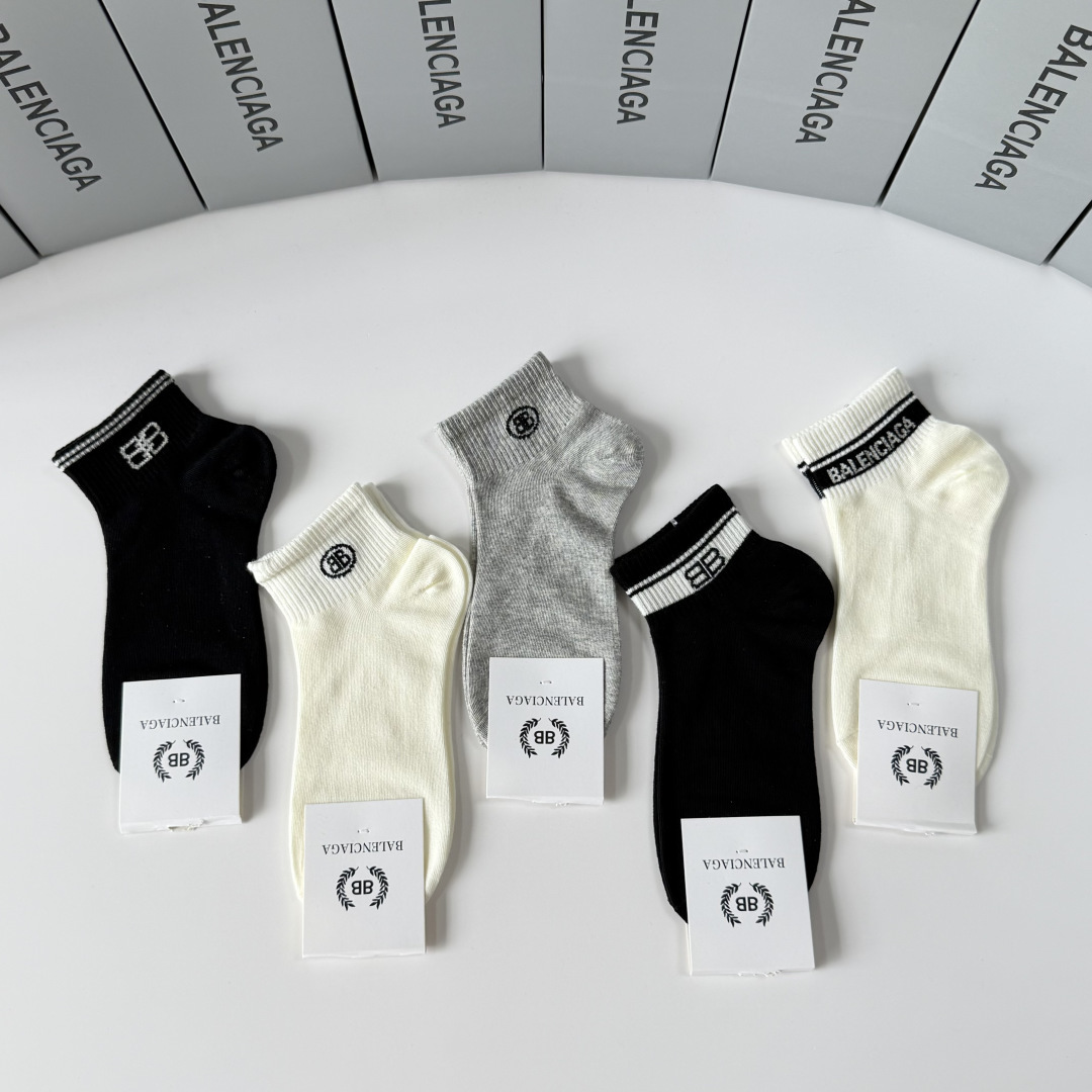 💛配包装 Balenciaga（巴黎世家）新款中短款堆堆袜袜子！一盒五双， 专柜同步筒款袜子，💛大牌出街，潮人必备。超好