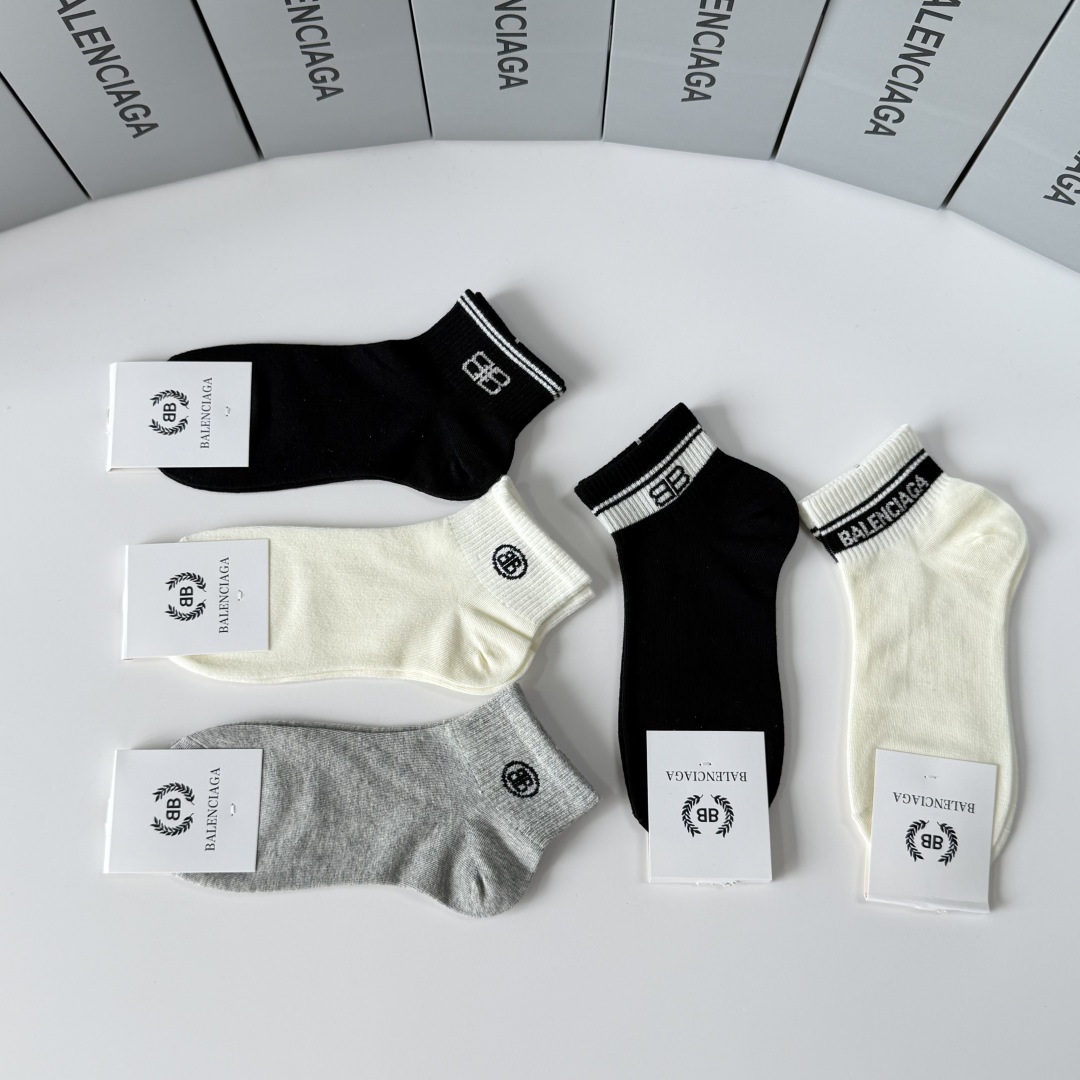 💛配包装 Balenciaga（巴黎世家）新款中短款堆堆袜袜子！一盒五双， 专柜同步筒款袜子，💛大牌出街，潮人必备。超好