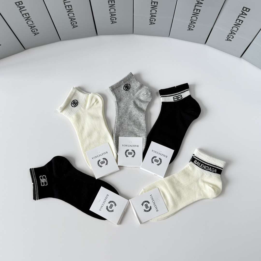 💛配包装 Balenciaga（巴黎世家）新款中短款堆堆袜袜子！一盒五双， 专柜同步筒款袜子，💛大牌出街，潮人必备。超好