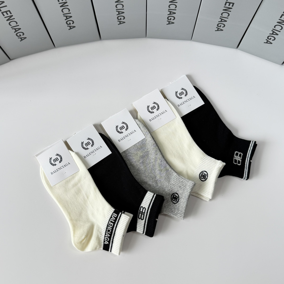 💛配包装 Balenciaga（巴黎世家）新款中短款堆堆袜袜子！一盒五双， 专柜同步筒款袜子，💛大牌出街，潮人必备。超好