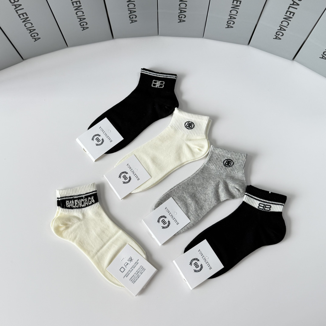 💛配包装 Balenciaga（巴黎世家）新款中短款堆堆袜袜子！一盒五双， 专柜同步筒款袜子，💛大牌出街，潮人必备。超好