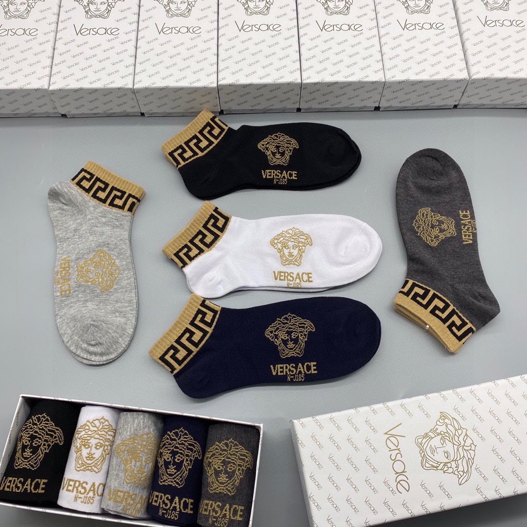 💛配包装 VERSACE（范思哲）新款经典中短款堆堆袜袜子！一盒五双， 专柜同步筒袜袜子，💛大牌出街，潮人必备。超好搭。
