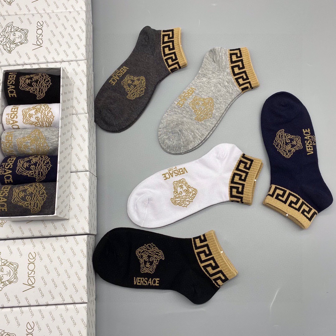 💛配包装 VERSACE（范思哲）新款经典中短款堆堆袜袜子！一盒五双， 专柜同步筒袜袜子，💛大牌出街，潮人必备。超好搭。