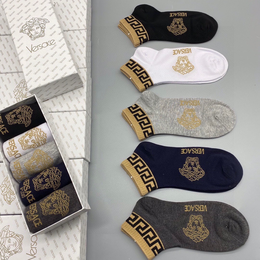 💛配包装 VERSACE（范思哲）新款经典中短款堆堆袜袜子！一盒五双， 专柜同步筒袜袜子，💛大牌出街，潮人必备。超好搭。