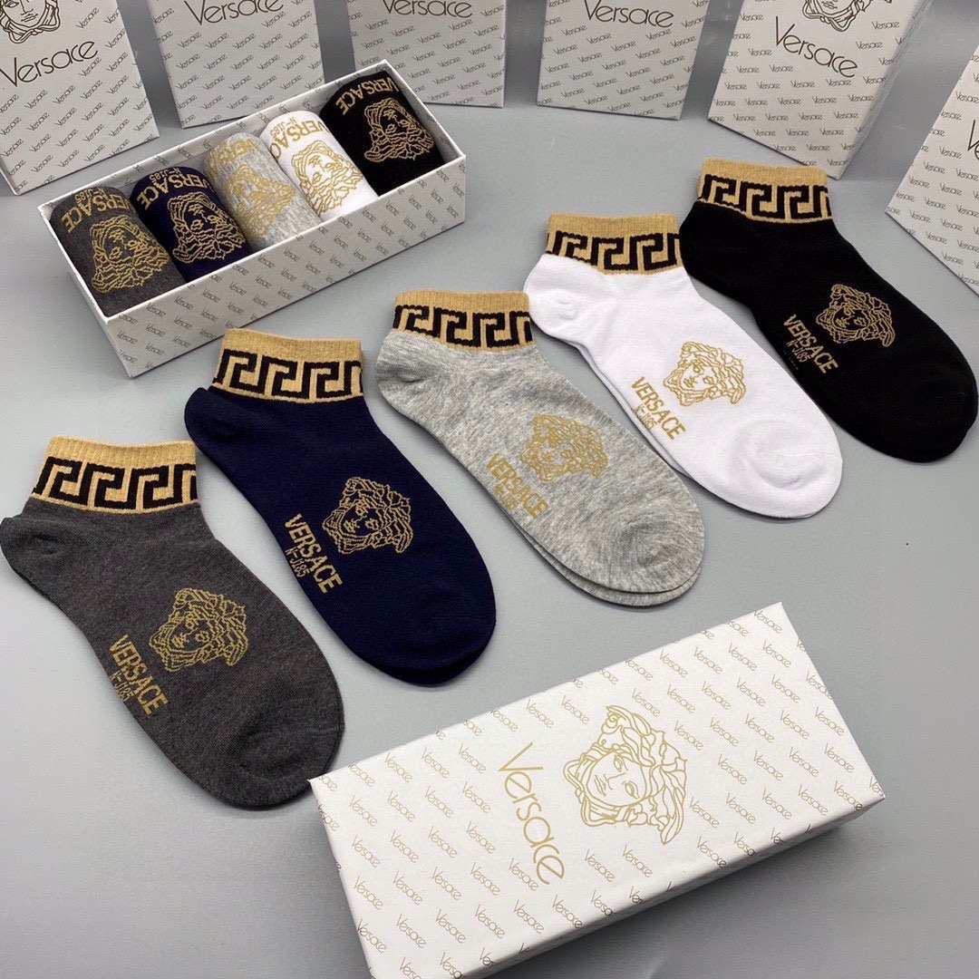 💛配包装 VERSACE（范思哲）新款经典中短款堆堆袜袜子！一盒五双， 专柜同步筒袜袜子，💛大牌出街，潮人必备。超好搭。