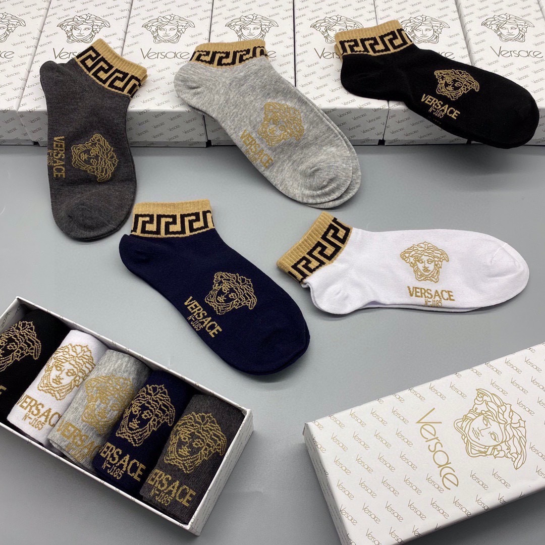 💛配包装 VERSACE（范思哲）新款经典中短款堆堆袜袜子！一盒五双， 专柜同步筒袜袜子，💛大牌出街，潮人必备。超好搭。