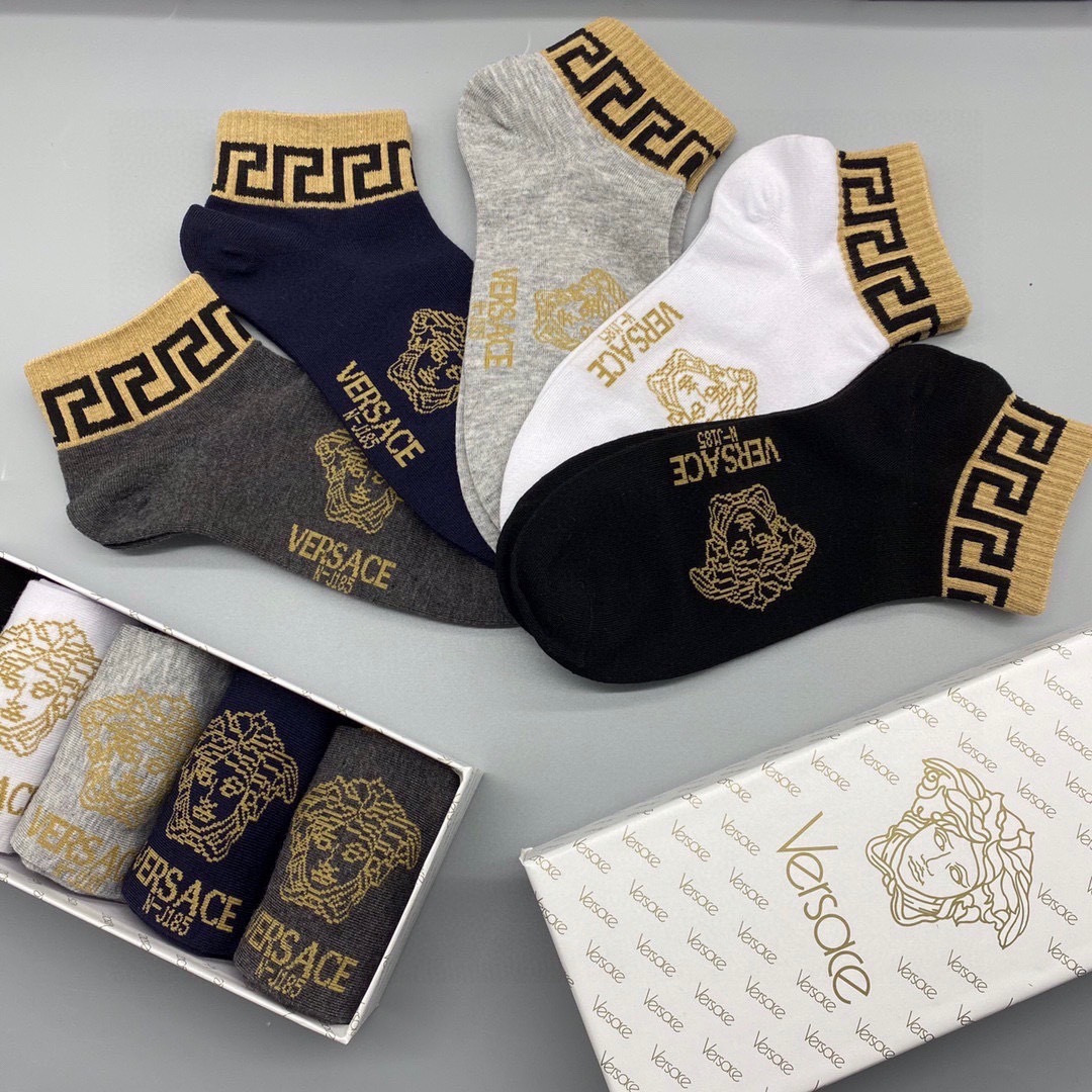 💛配包装 VERSACE（范思哲）新款经典中短款堆堆袜袜子！一盒五双， 专柜同步筒袜袜子，💛大牌出街，潮人必备。超好搭。