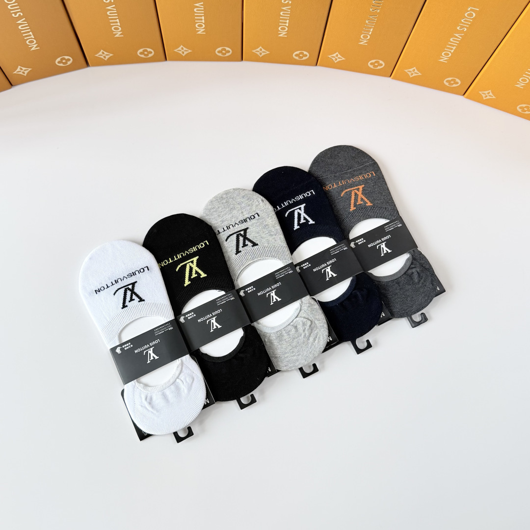 💛配专柜包装 LV（路易威登）新款船袜堆堆袜袜子！一盒五双，专柜同步筒袜袜子，💛大牌出街，潮人必备。超好搭