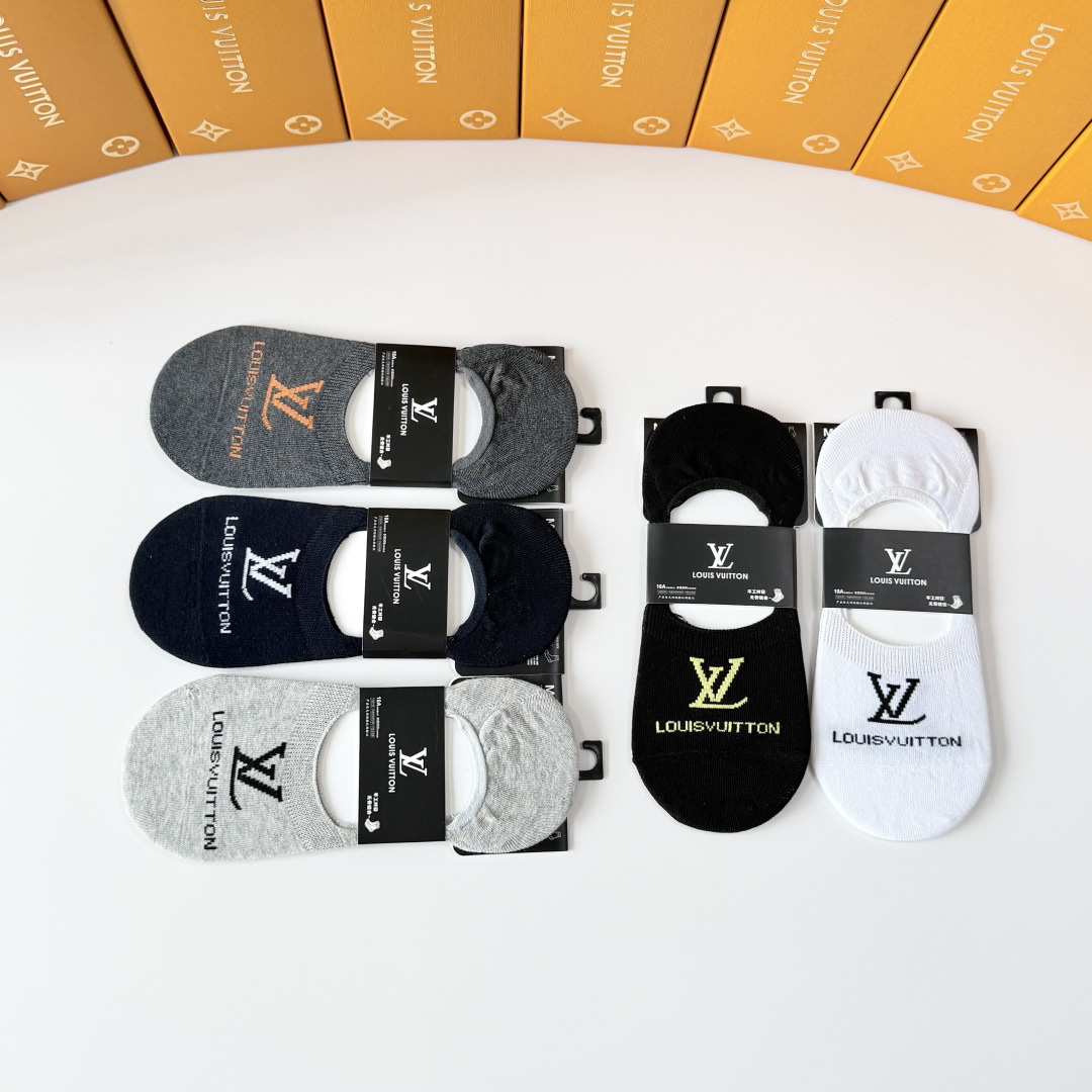 💛配专柜包装 LV（路易威登）新款船袜堆堆袜袜子！一盒五双，专柜同步筒袜袜子，💛大牌出街，潮人必备。超好搭