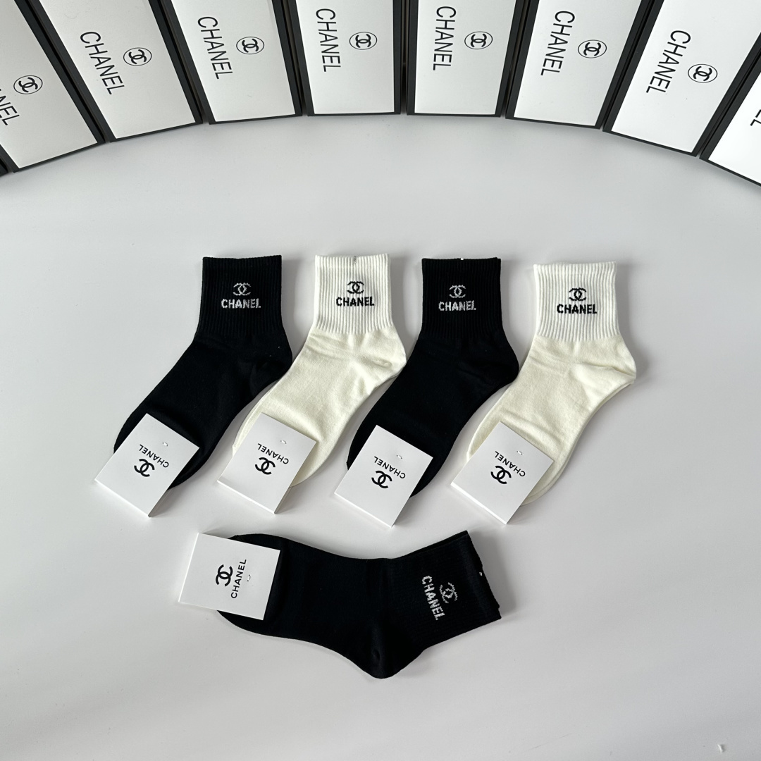 💛配专柜包装 Chanel（香奈儿）新款中长款堆堆袜袜子！一盒五双，专柜同步筒袜袜子，💛大牌出街，潮人必备。超好搭。