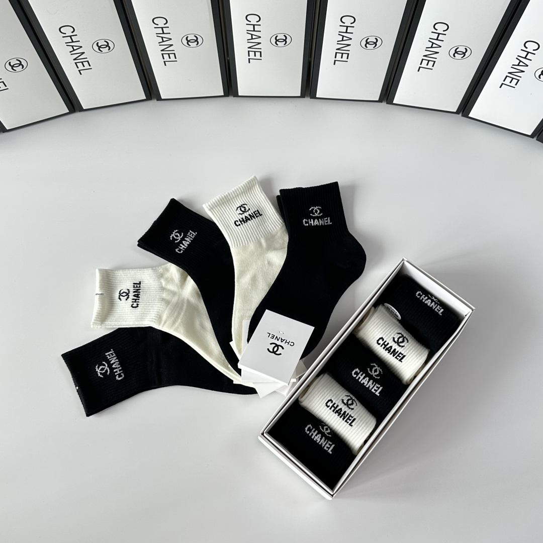 💛配专柜包装 Chanel（香奈儿）新款中长款堆堆袜袜子！一盒五双，专柜同步筒袜袜子，💛大牌出街，潮人必备。超好搭。