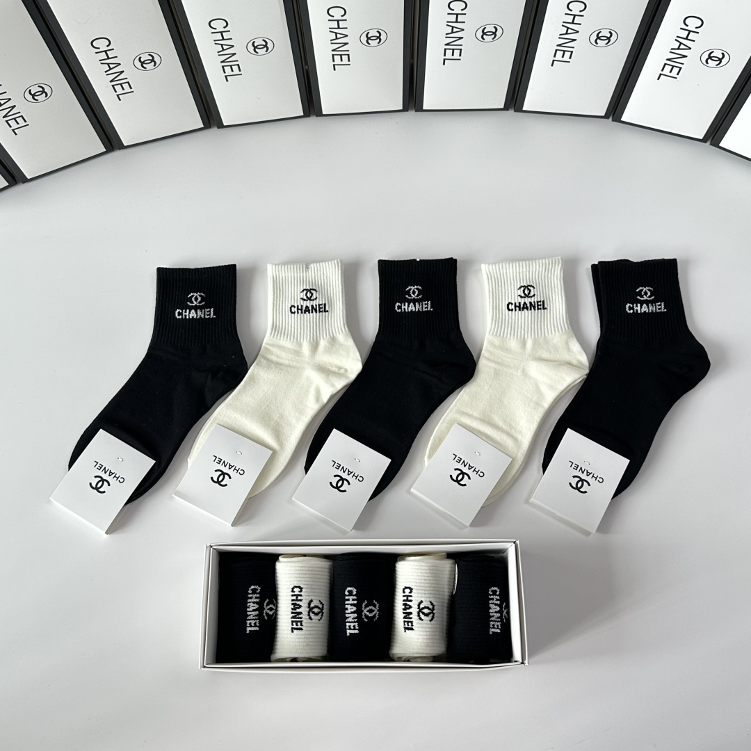💛配专柜包装 Chanel（香奈儿）新款中长款堆堆袜袜子！一盒五双，专柜同步筒袜袜子，💛大牌出街，潮人必备。超好搭。
