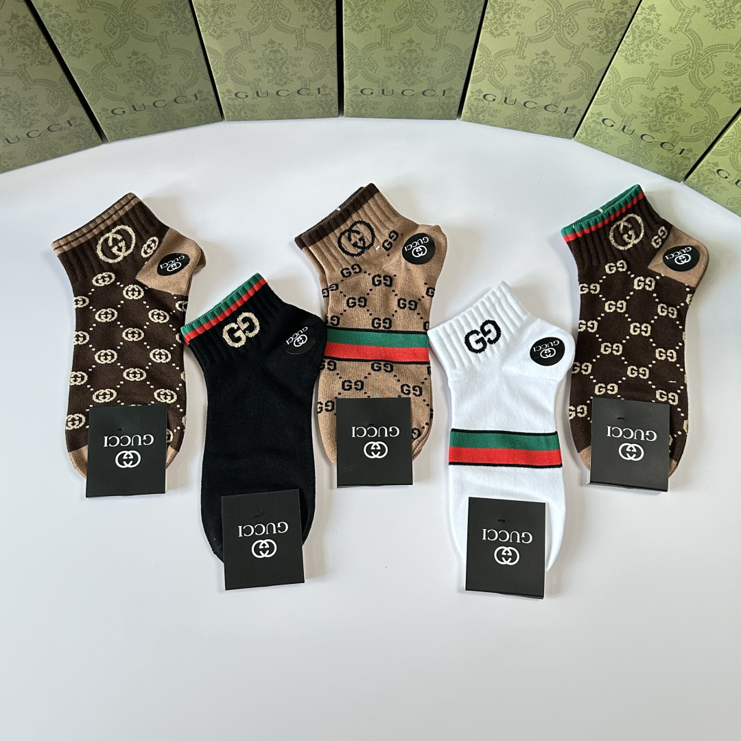 💛配专柜包装 Gucci（古驰）新款中短款堆堆袜袜子！一盒五双，专柜同步筒袜袜子，💛大牌出街，潮人必备。超好搭