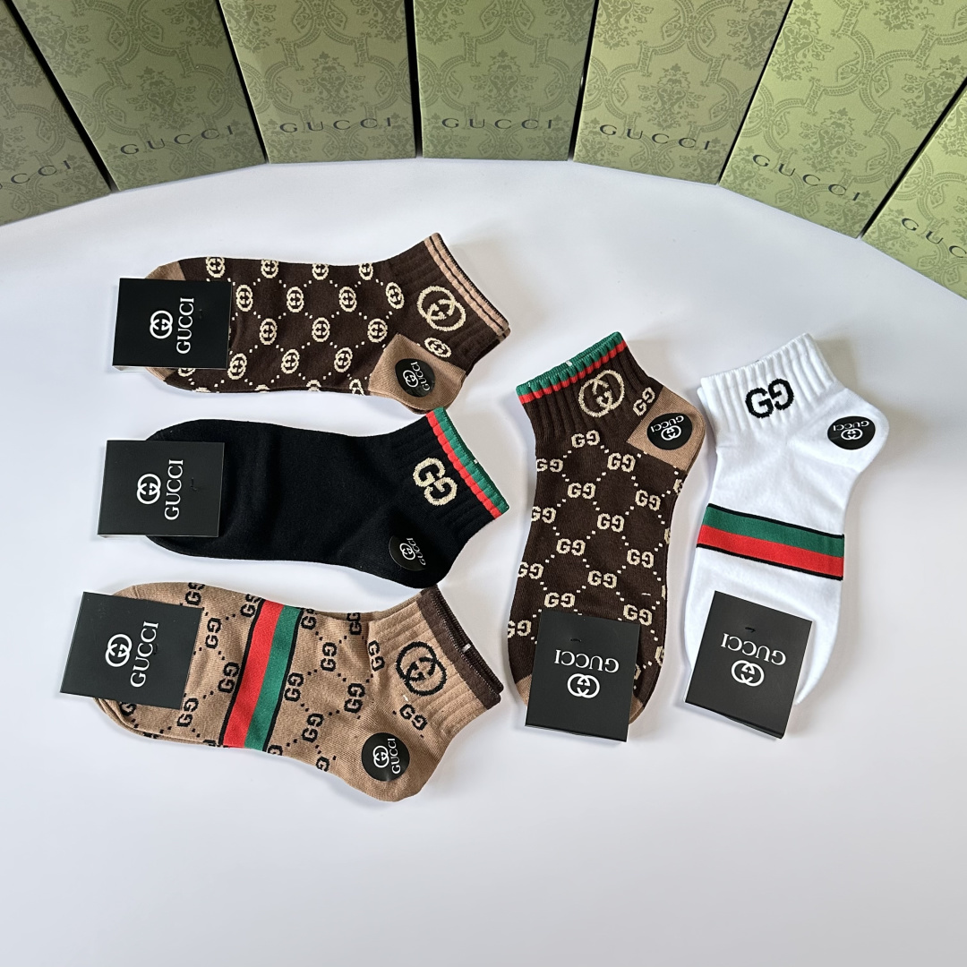💛配专柜包装 Gucci（古驰）新款中短款堆堆袜袜子！一盒五双，专柜同步筒袜袜子，💛大牌出街，潮人必备。超好搭
