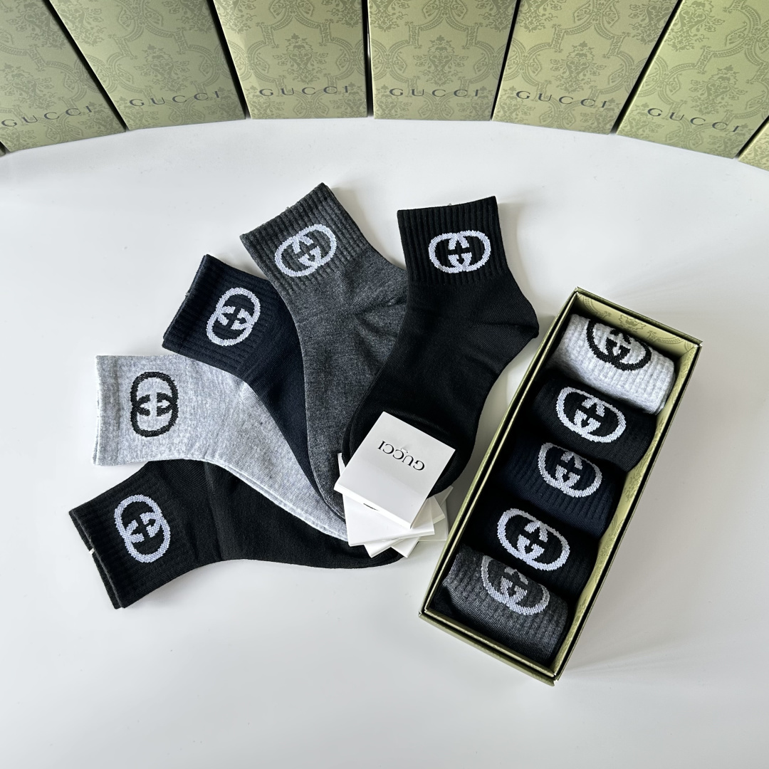 💛配专柜包装 Gucci（古驰）新款中长款堆堆袜袜子！一盒五双，专柜同步筒袜袜子，💛大牌出街，潮人必备。超好搭