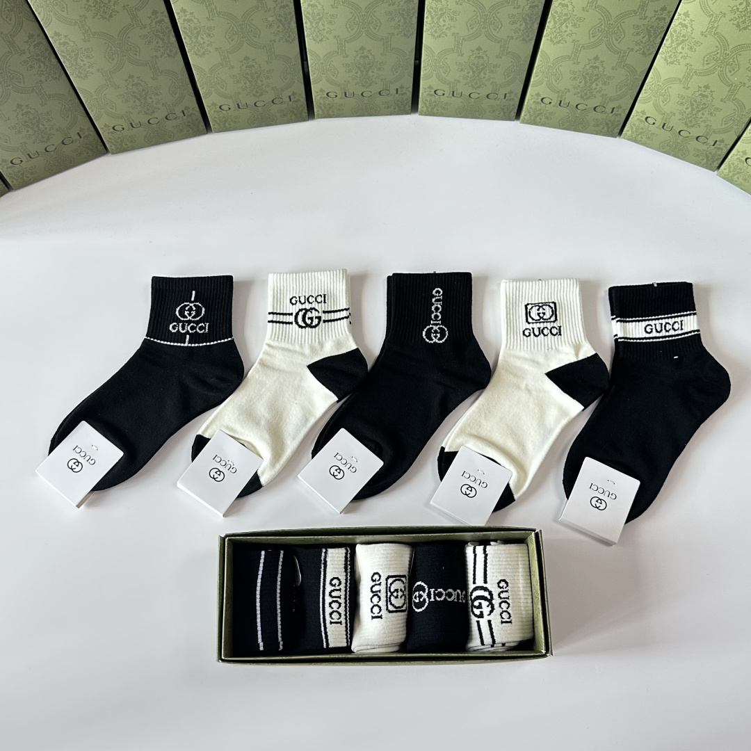 💛配包装 Gucci（古驰）新款经典中长筒袜堆堆袜袜子！一盒五双， 专柜同步筒袜袜子，💛大牌出街，潮人必备。超好搭。