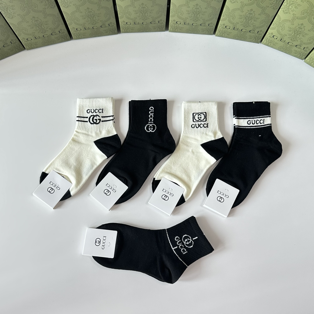 💛配包装 Gucci（古驰）新款经典中长筒袜堆堆袜袜子！一盒五双， 专柜同步筒袜袜子，💛大牌出街，潮人必备。超好搭。