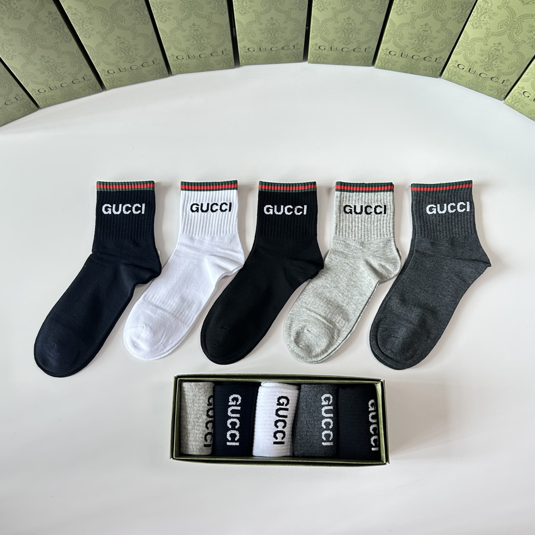 💛配包装 Gucci（古驰）新款经典中长筒袜堆堆袜袜子！一盒五双， 专柜同步筒袜袜子，💛大牌出街，潮人必备。超好搭。