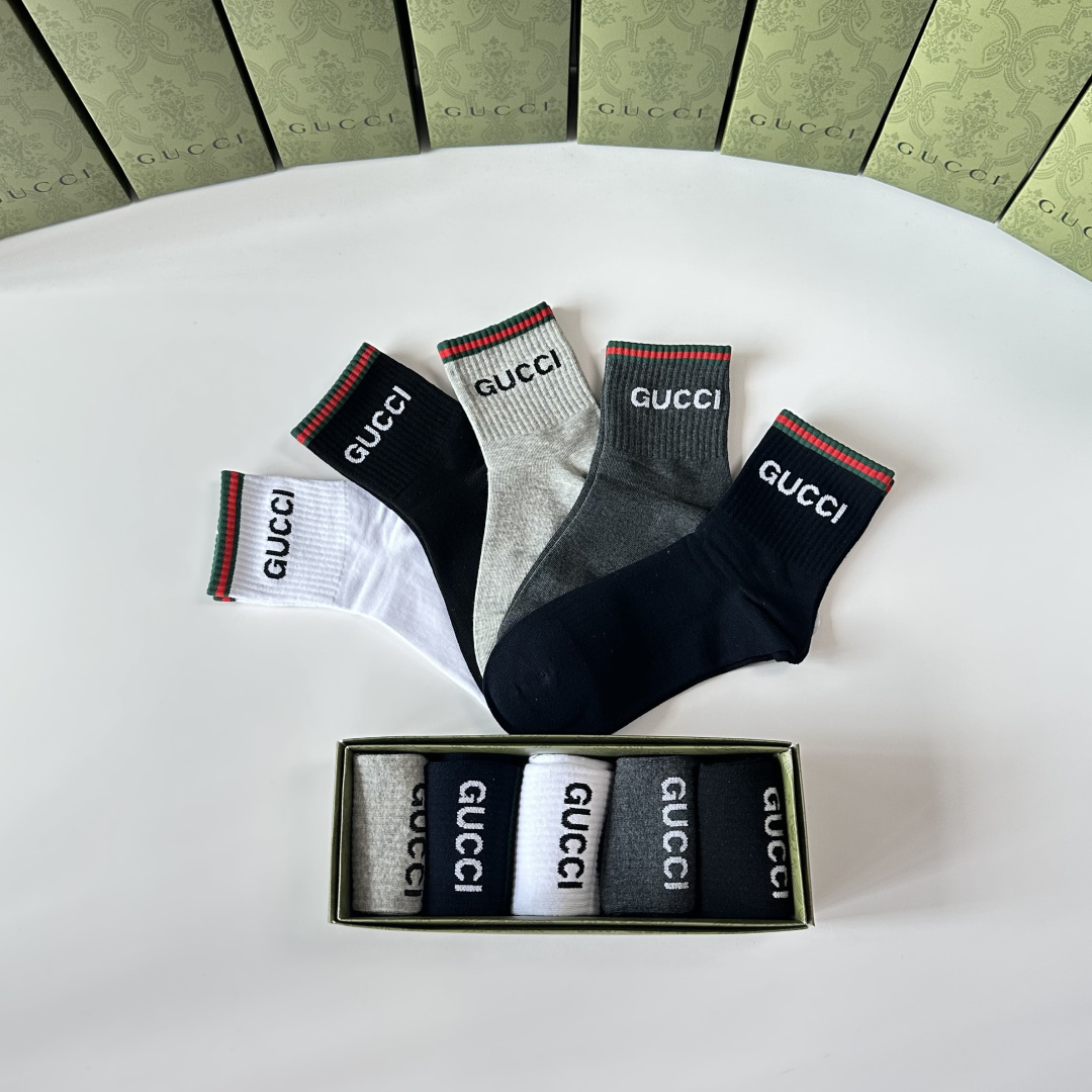 💛配包装 Gucci（古驰）新款经典中长筒袜堆堆袜袜子！一盒五双， 专柜同步筒袜袜子，💛大牌出街，潮人必备。超好搭。