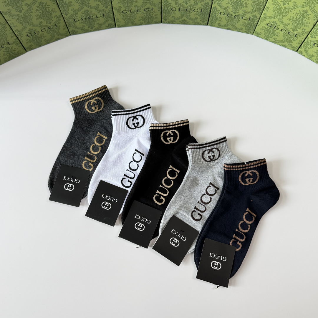 💛配专柜包装 Gucci（古驰）新款中长款堆堆袜袜子！一盒五双，专柜同步筒袜袜子，💛大牌出街，潮人必备。超好搭