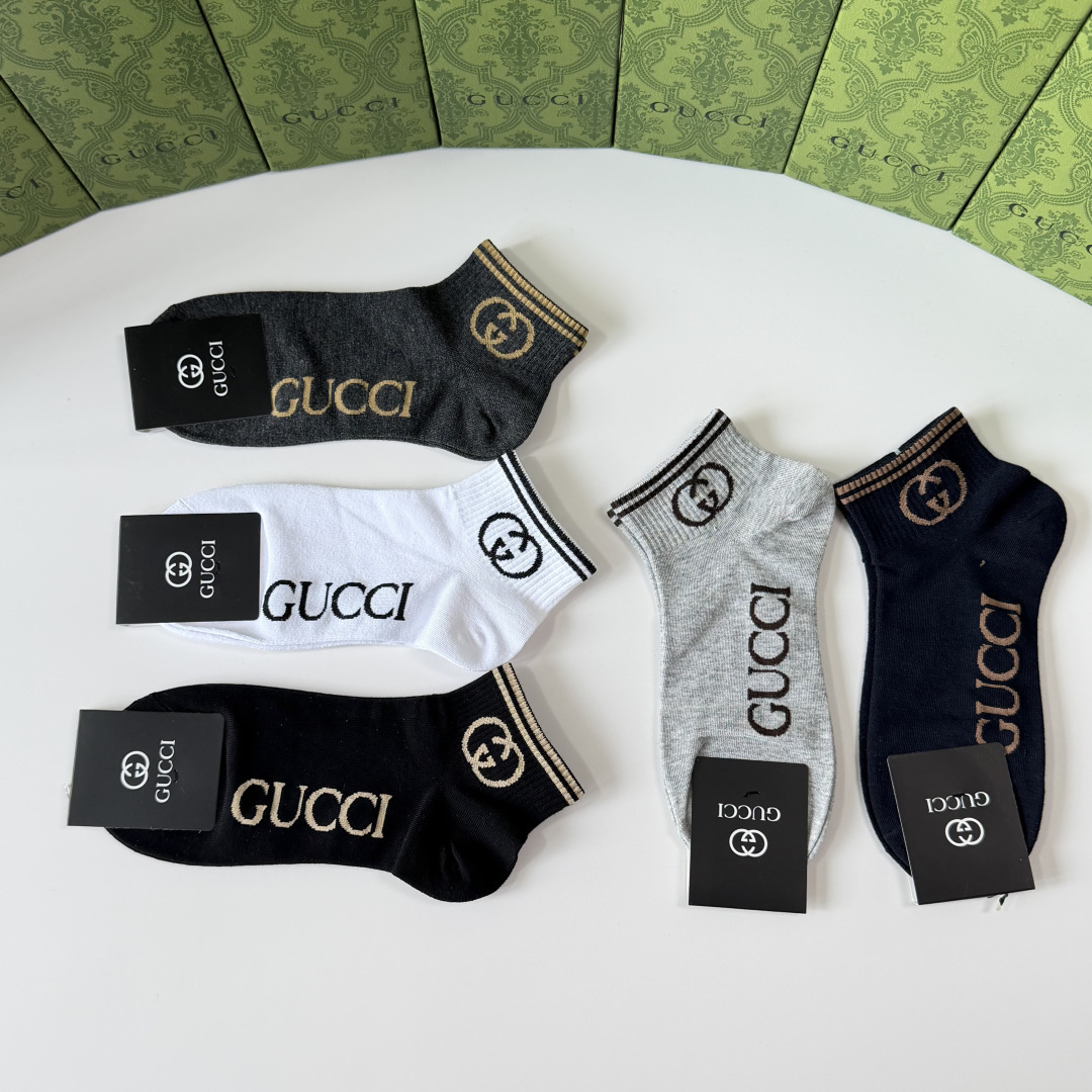 💛配专柜包装 Gucci（古驰）新款中长款堆堆袜袜子！一盒五双，专柜同步筒袜袜子，💛大牌出街，潮人必备。超好搭