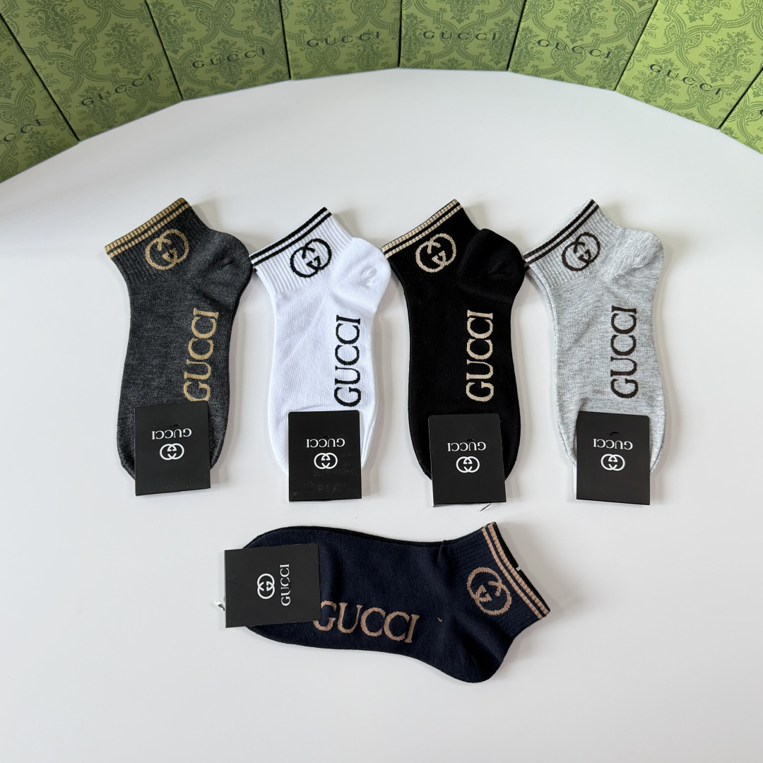 💛配专柜包装 Gucci（古驰）新款中长款堆堆袜袜子！一盒五双，专柜同步筒袜袜子，💛大牌出街，潮人必备。超好搭