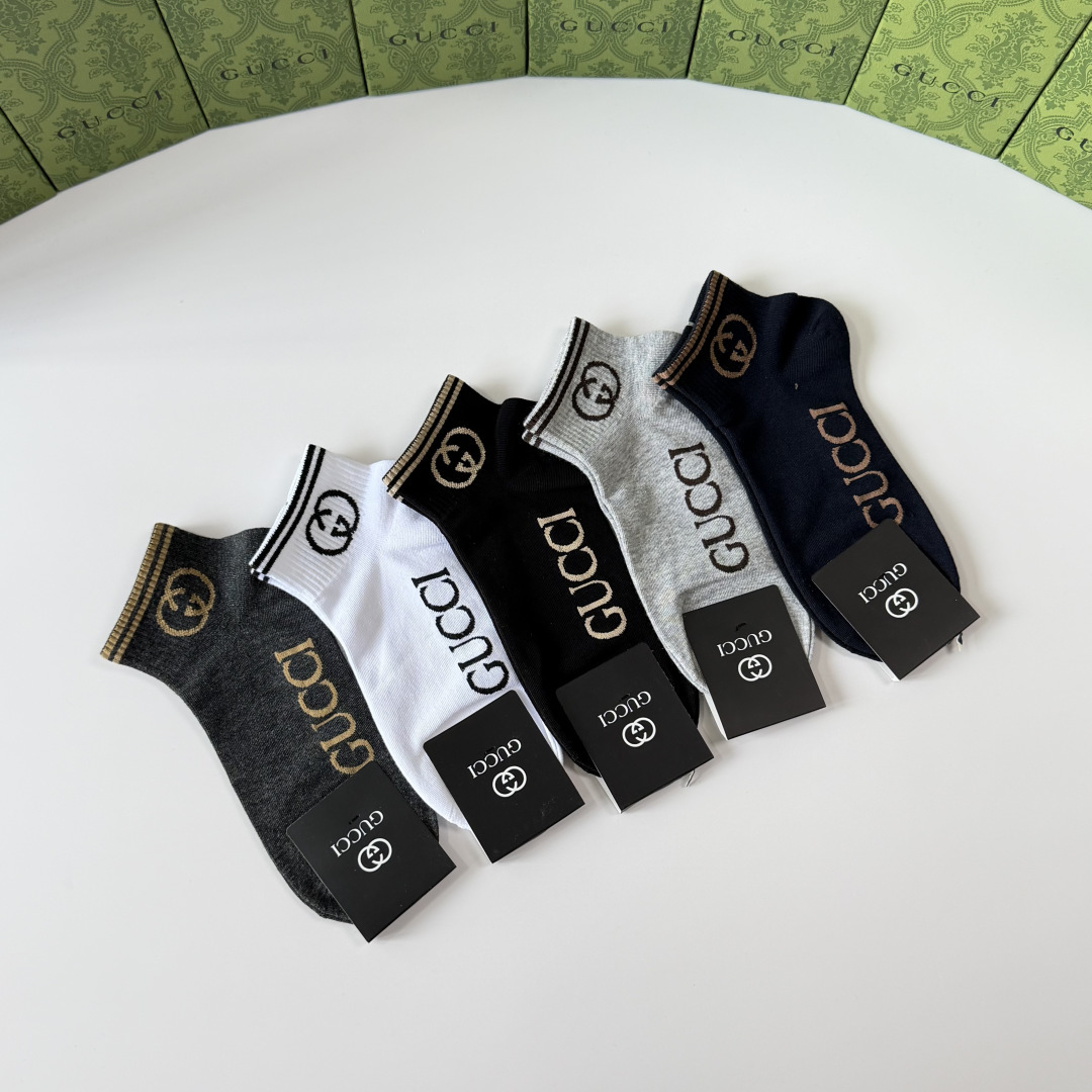 💛配专柜包装 Gucci（古驰）新款中长款堆堆袜袜子！一盒五双，专柜同步筒袜袜子，💛大牌出街，潮人必备。超好搭