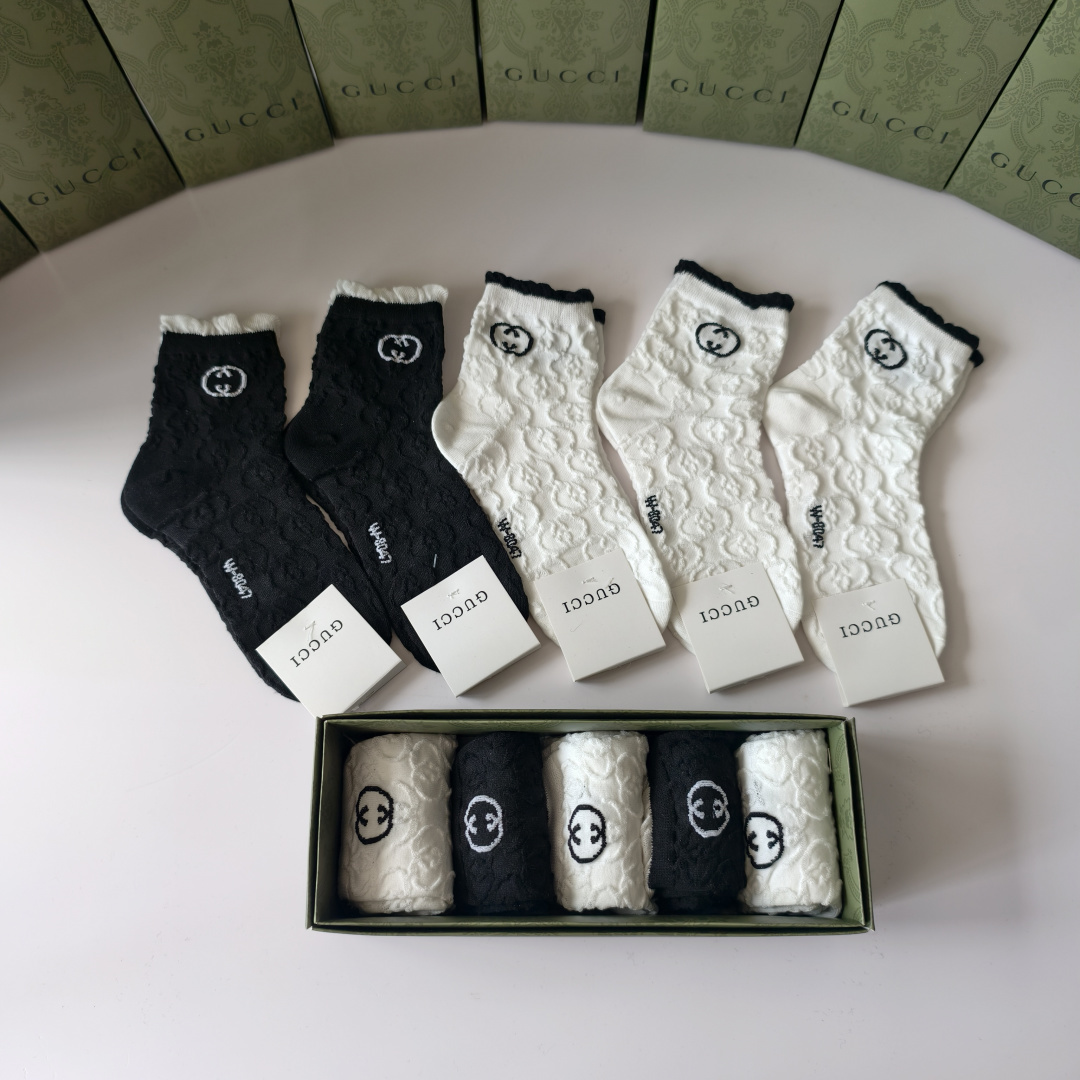 💛配包装 GUCCI（古驰）新款经典中长款堆堆袜袜子！一盒五双， 专柜同步筒款袜子，💛大牌出街，潮人必备。超好搭。