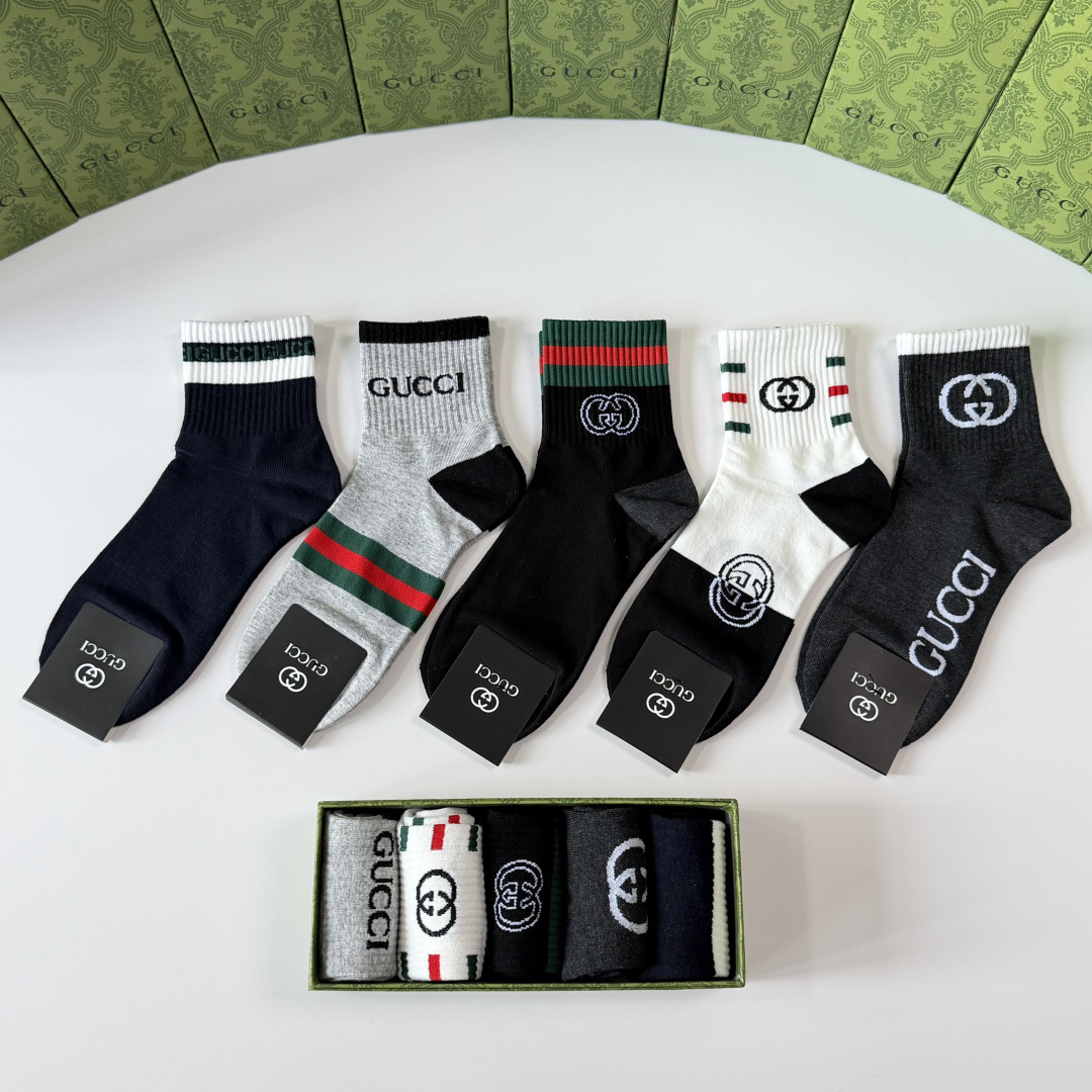 💛配包装 Gucci（古驰）新款经典中长款堆堆袜袜子！一盒五双， 专柜同步筒袜袜子，💛大牌出街，潮人必备。超好搭。