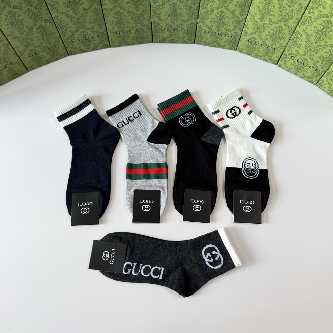 💛配包装 Gucci（古驰）新款经典中长款堆堆袜袜子！一盒五双， 专柜同步筒袜袜子，💛大牌出街，潮人必备。超好搭。