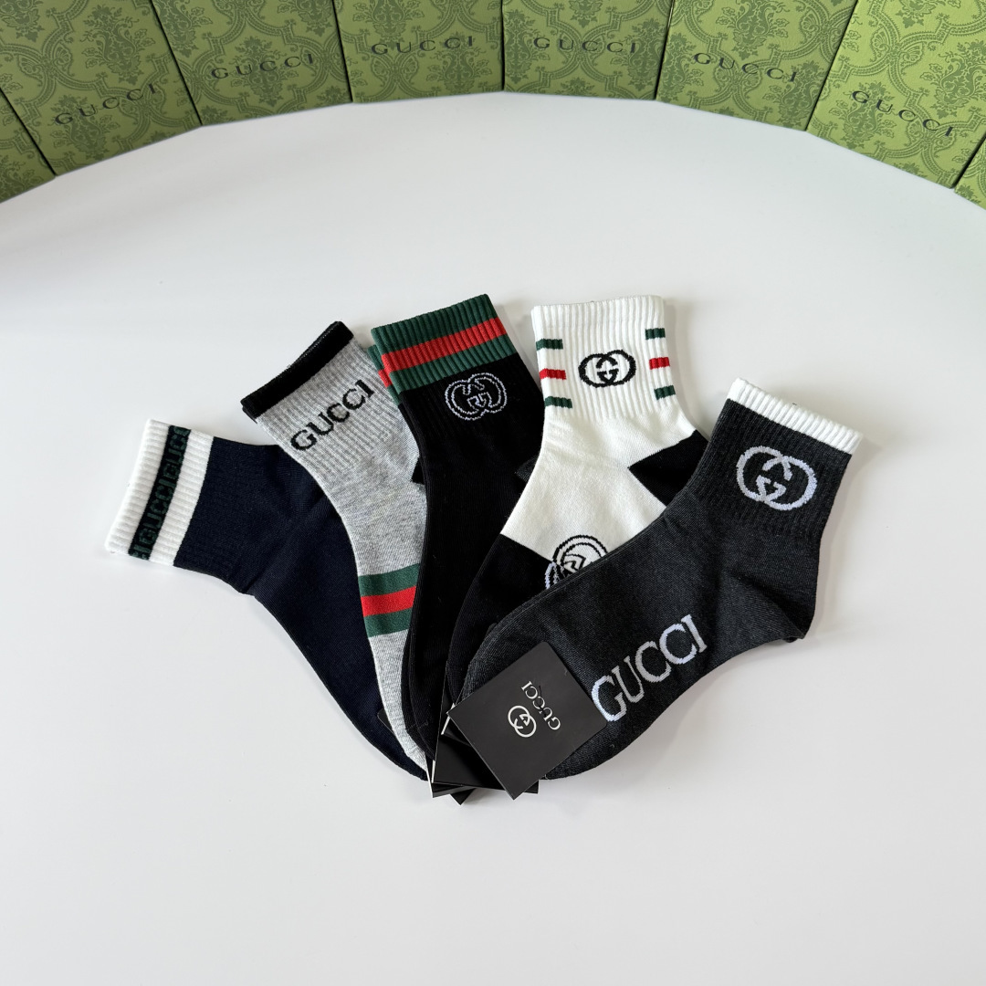 💛配包装 Gucci（古驰）新款经典中长款堆堆袜袜子！一盒五双， 专柜同步筒袜袜子，💛大牌出街，潮人必备。超好搭。