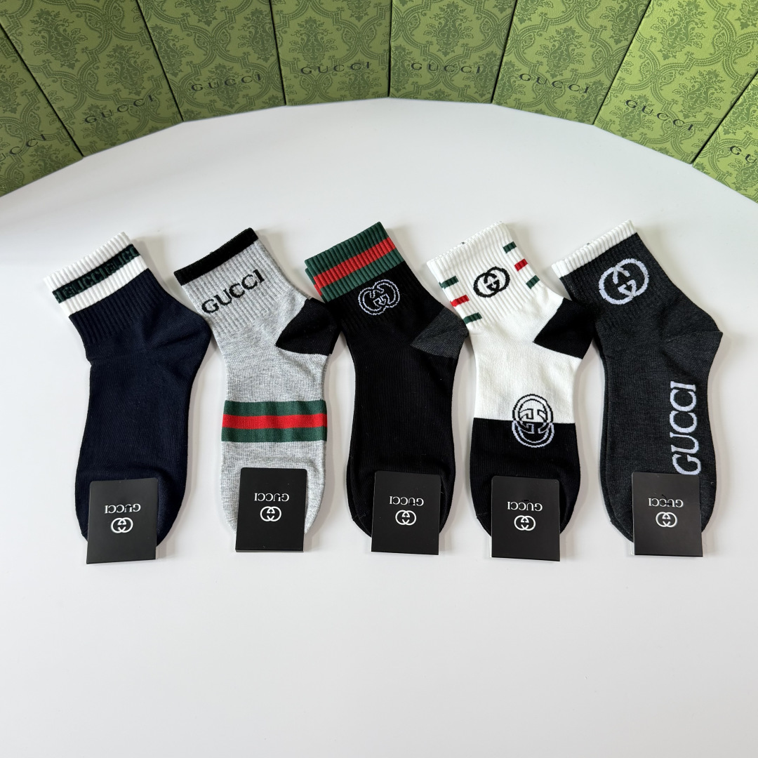 💛配包装 Gucci（古驰）新款经典中长款堆堆袜袜子！一盒五双， 专柜同步筒袜袜子，💛大牌出街，潮人必备。超好搭。