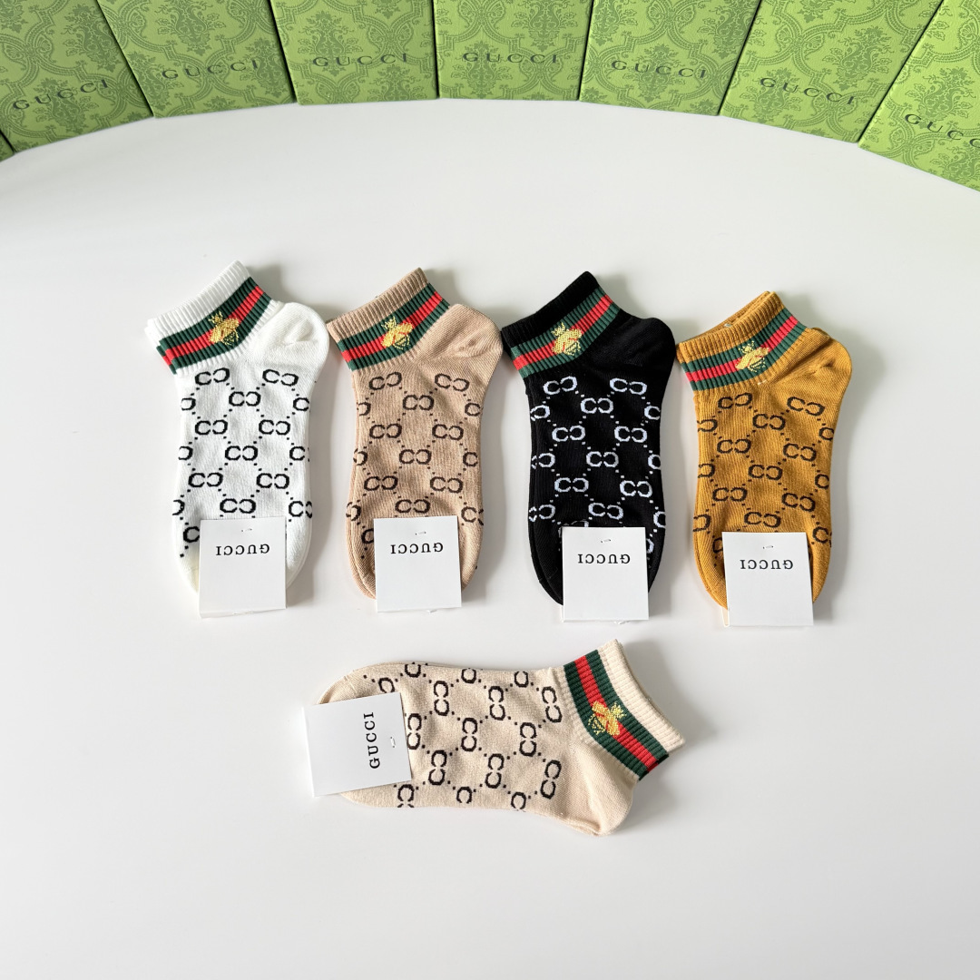 💛配专柜包装 Gucci（古驰）新款中短款堆堆袜袜子！一盒五双，专柜同步筒袜袜子，💛大牌出街，潮人必备。超好搭