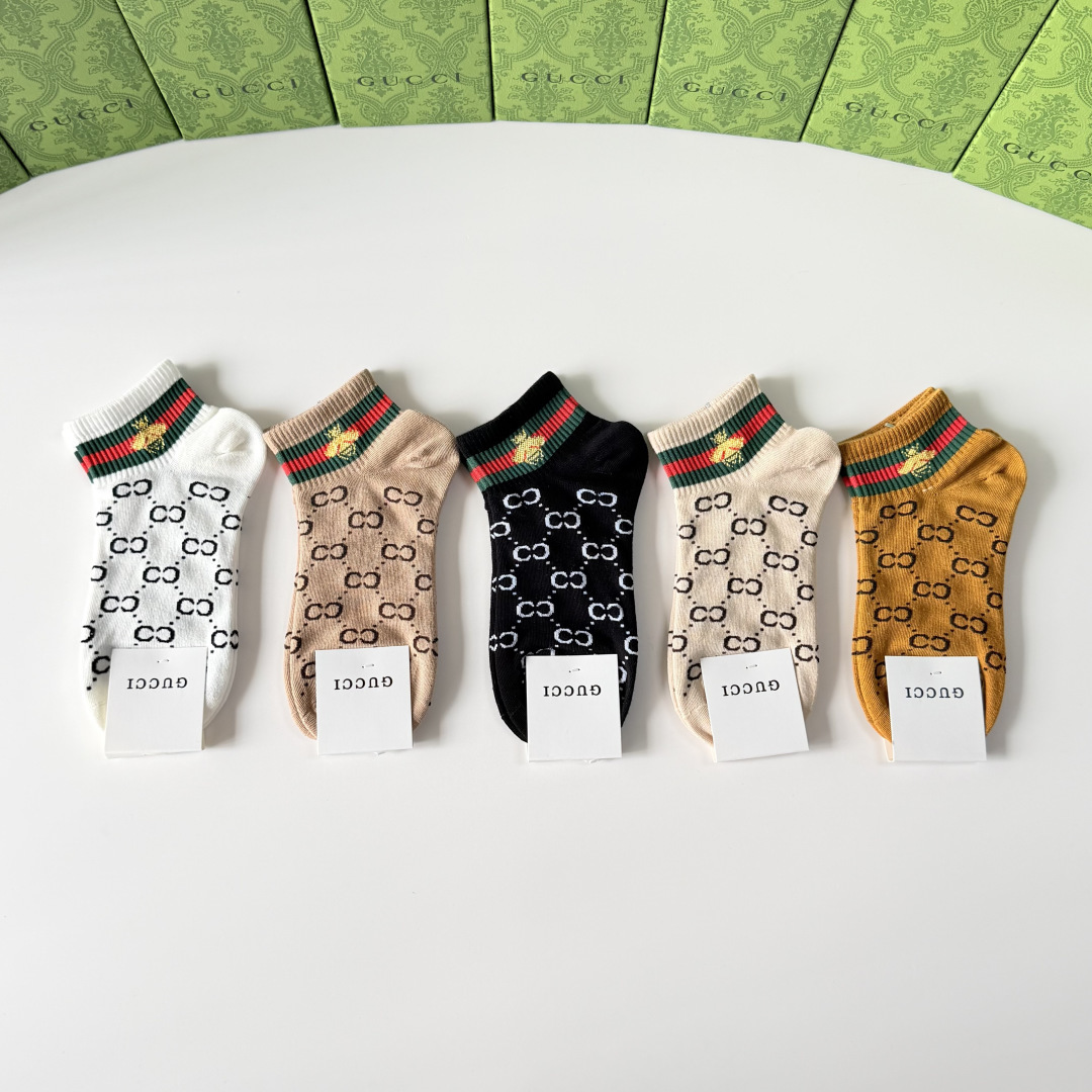 💛配专柜包装 Gucci（古驰）新款中短款堆堆袜袜子！一盒五双，专柜同步筒袜袜子，💛大牌出街，潮人必备。超好搭