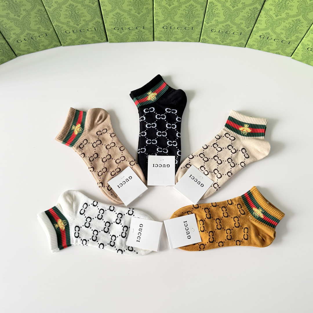 💛配专柜包装 Gucci（古驰）新款中短款堆堆袜袜子！一盒五双，专柜同步筒袜袜子，💛大牌出街，潮人必备。超好搭