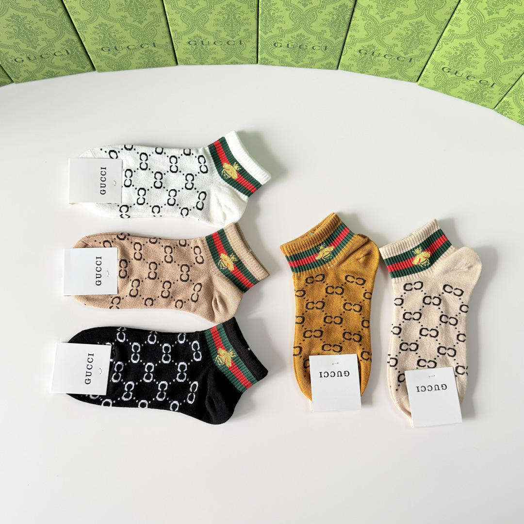 💛配专柜包装 Gucci（古驰）新款中短款堆堆袜袜子！一盒五双，专柜同步筒袜袜子，💛大牌出街，潮人必备。超好搭