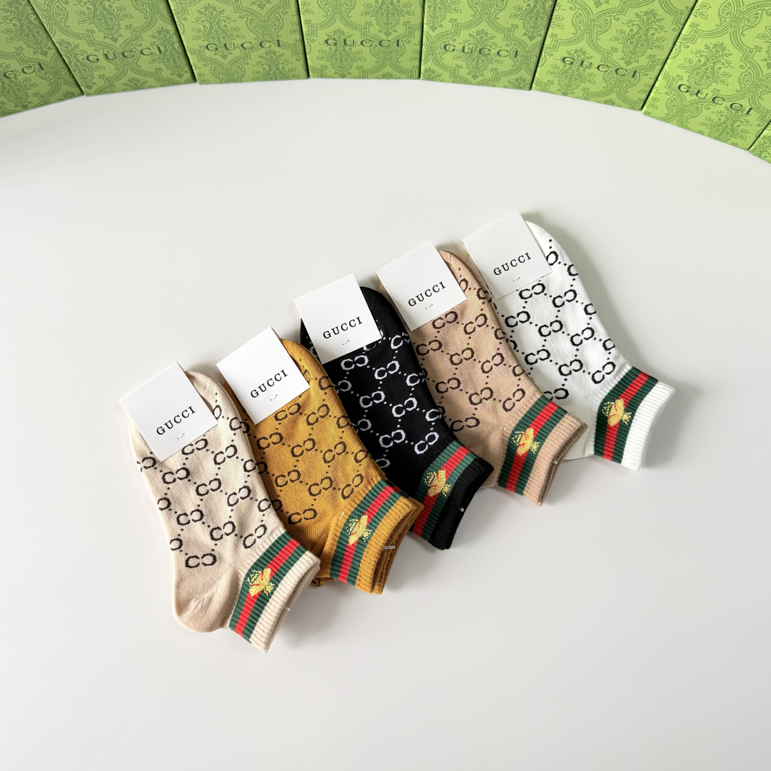 💛配专柜包装 Gucci（古驰）新款中短款堆堆袜袜子！一盒五双，专柜同步筒袜袜子，💛大牌出街，潮人必备。超好搭