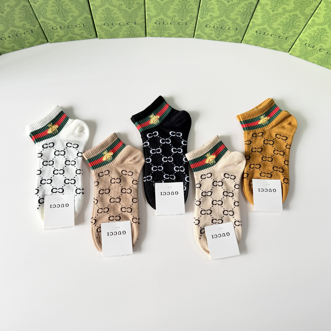 💛配专柜包装 Gucci（古驰）新款中短款堆堆袜袜子！一盒五双，专柜同步筒袜袜子，💛大牌出街，潮人必备。超好搭