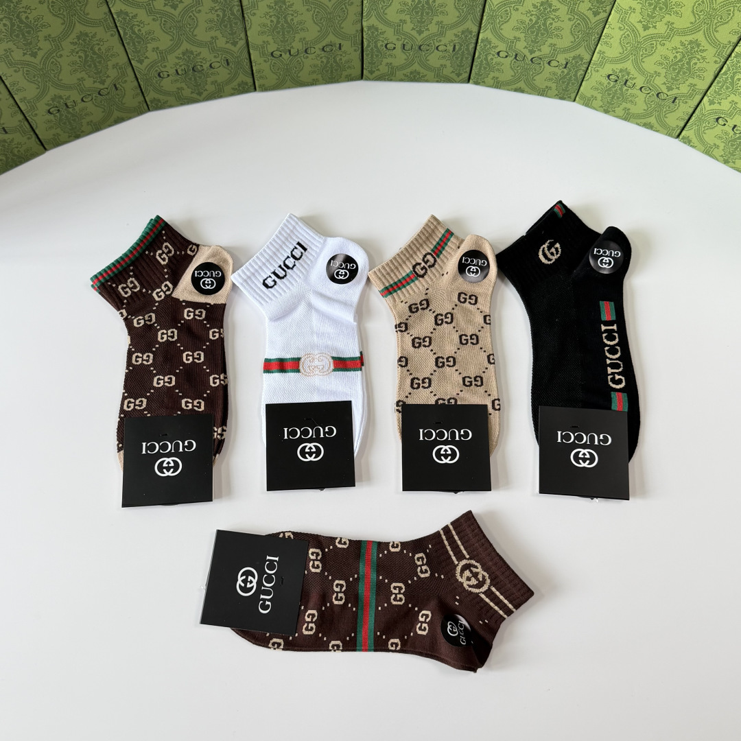 💛配专柜包装 Gucci（古驰）新款中短款堆堆袜袜子！一盒五双，专柜同步筒袜袜子，💛大牌出街，潮人必备。超好搭