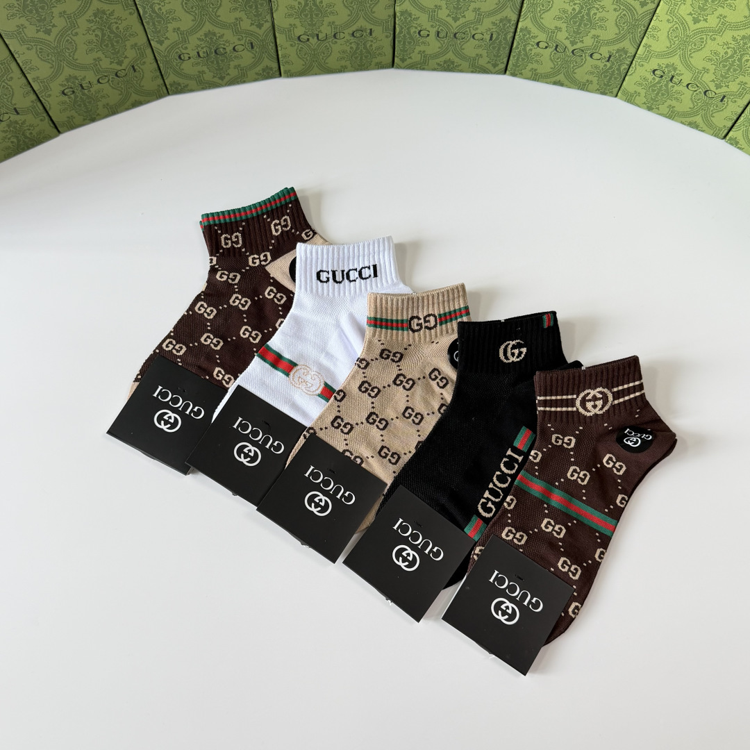 💛配专柜包装 Gucci（古驰）新款中短款堆堆袜袜子！一盒五双，专柜同步筒袜袜子，💛大牌出街，潮人必备。超好搭