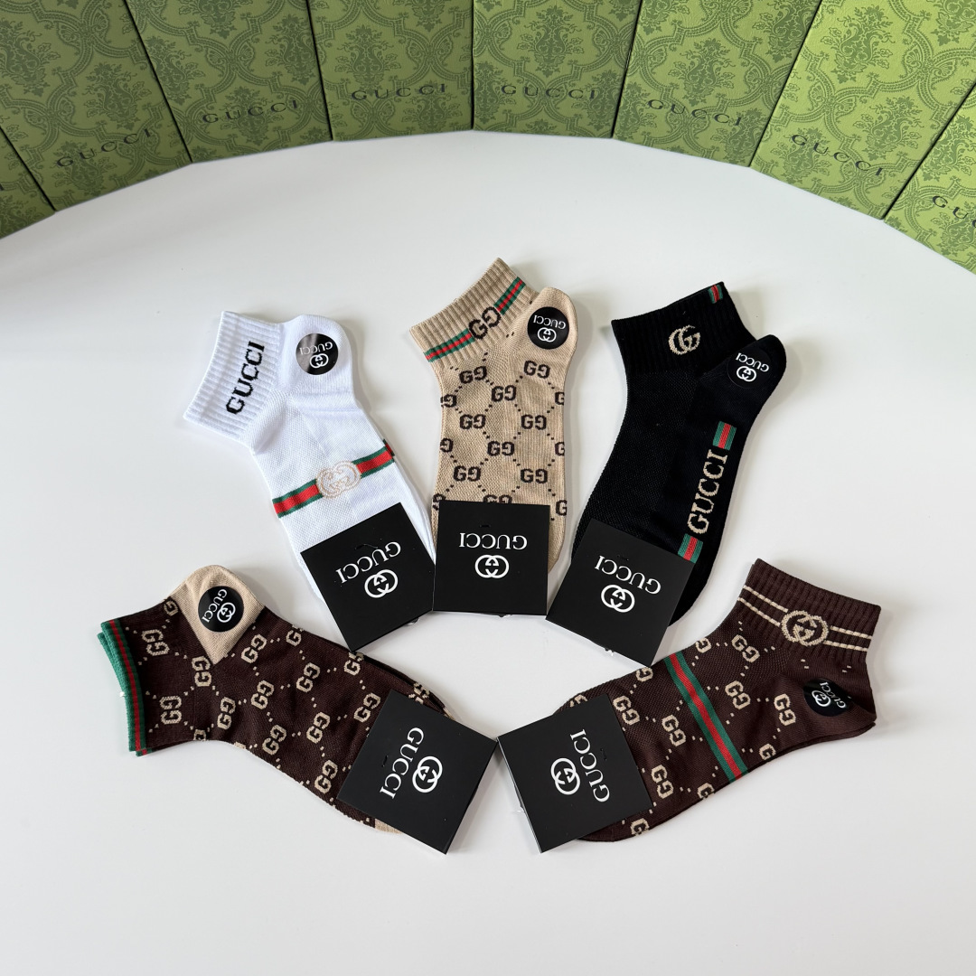 💛配专柜包装 Gucci（古驰）新款中短款堆堆袜袜子！一盒五双，专柜同步筒袜袜子，💛大牌出街，潮人必备。超好搭