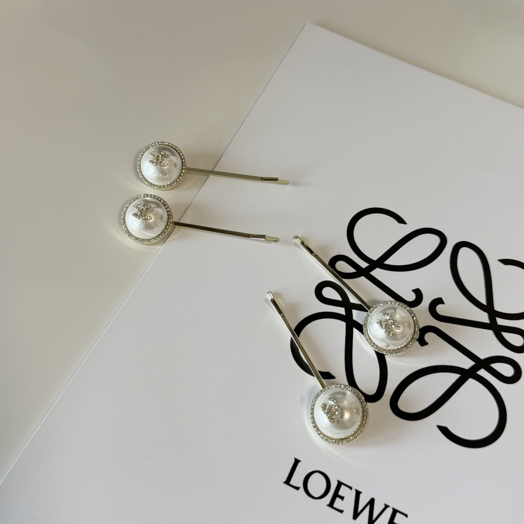 NO:920726,Special (pair) with full package Chanel (Chanel) best-selling new vintage hairpins this year, a super fairy pair, fashionable, casual hairpins, hairpins, chanel, chanel, hairpins19860909特（一对）配全套包装 Chanel（香奈儿）今年最好卖的新款 Vintage中古复古发夹 超仙的一对 时髦精 随便入的款发夹,发夹,chanel,chanel,hairpins,accessory