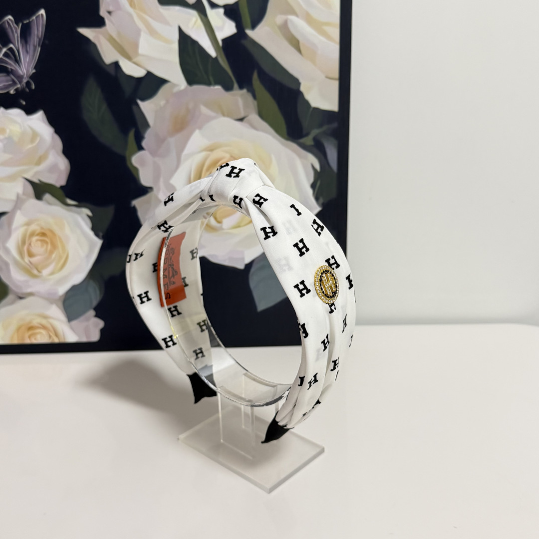 NO:920739,Special (single) with counter packaging. The latest hairbands from Hermes. Elegant girls are worth buying. Very easy to match. Temperament and taste. Hairpins, hairpins, hermes, hermes, hairpins19860909特（单个）配专柜包装 Hermes（爱马仕）最新发箍 优雅的girl值得入手 非常好搭配 气质有品位发夹,发夹,hermes,hermes,hairpins,accessory