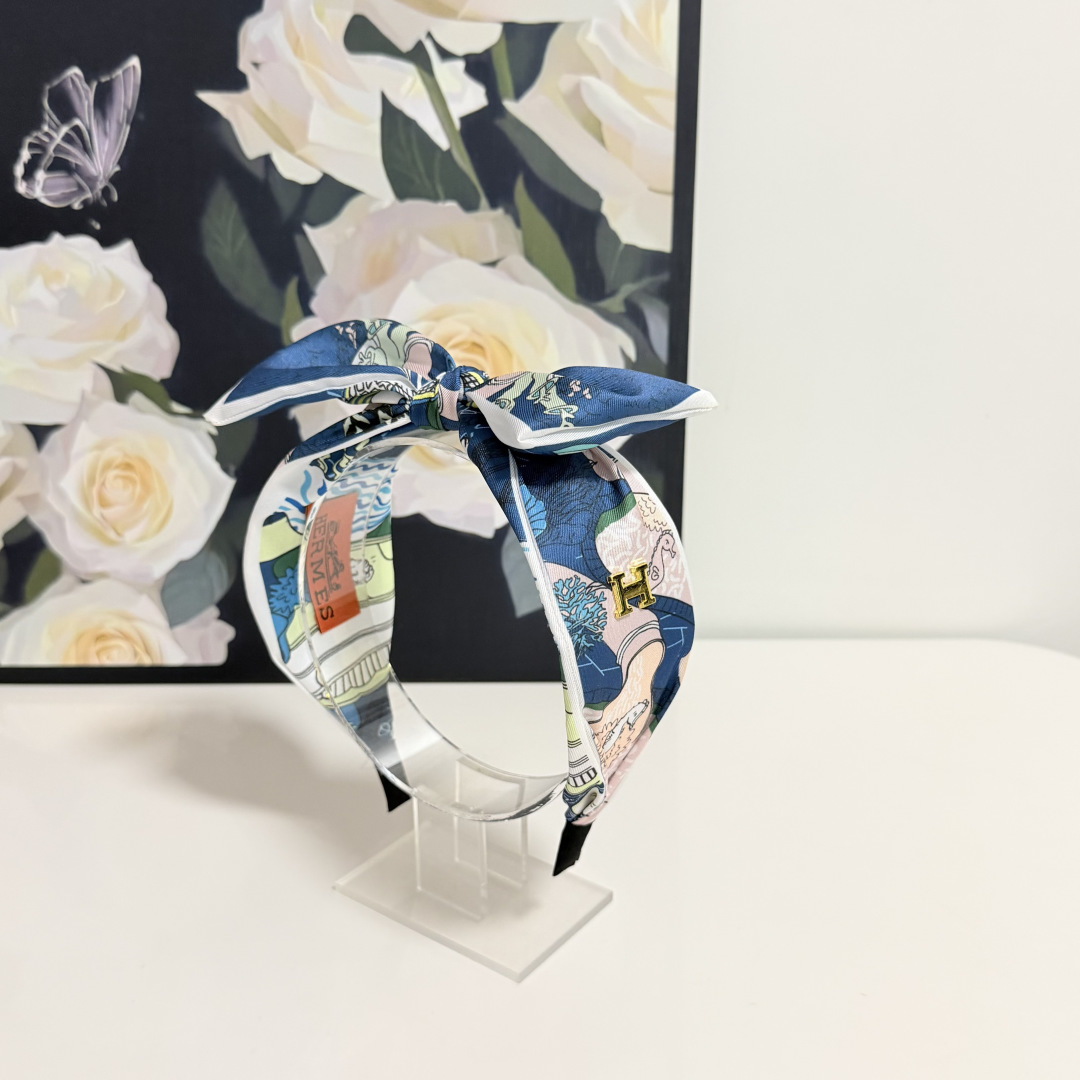 NO:920687,Special (single) with counter packaging. The latest hairbands from Hermes. Elegant girls are worth buying. Very easy to match. Temperament and taste. Hairpins, hairpins, hermes, hermes, hairpins19860909特（单个）配专柜包装 Hermes（爱马仕）最新发箍 优雅的girl值得入手 非常好搭配 气质有品位发夹,发夹,hermes,hermes,hairpins,accessory