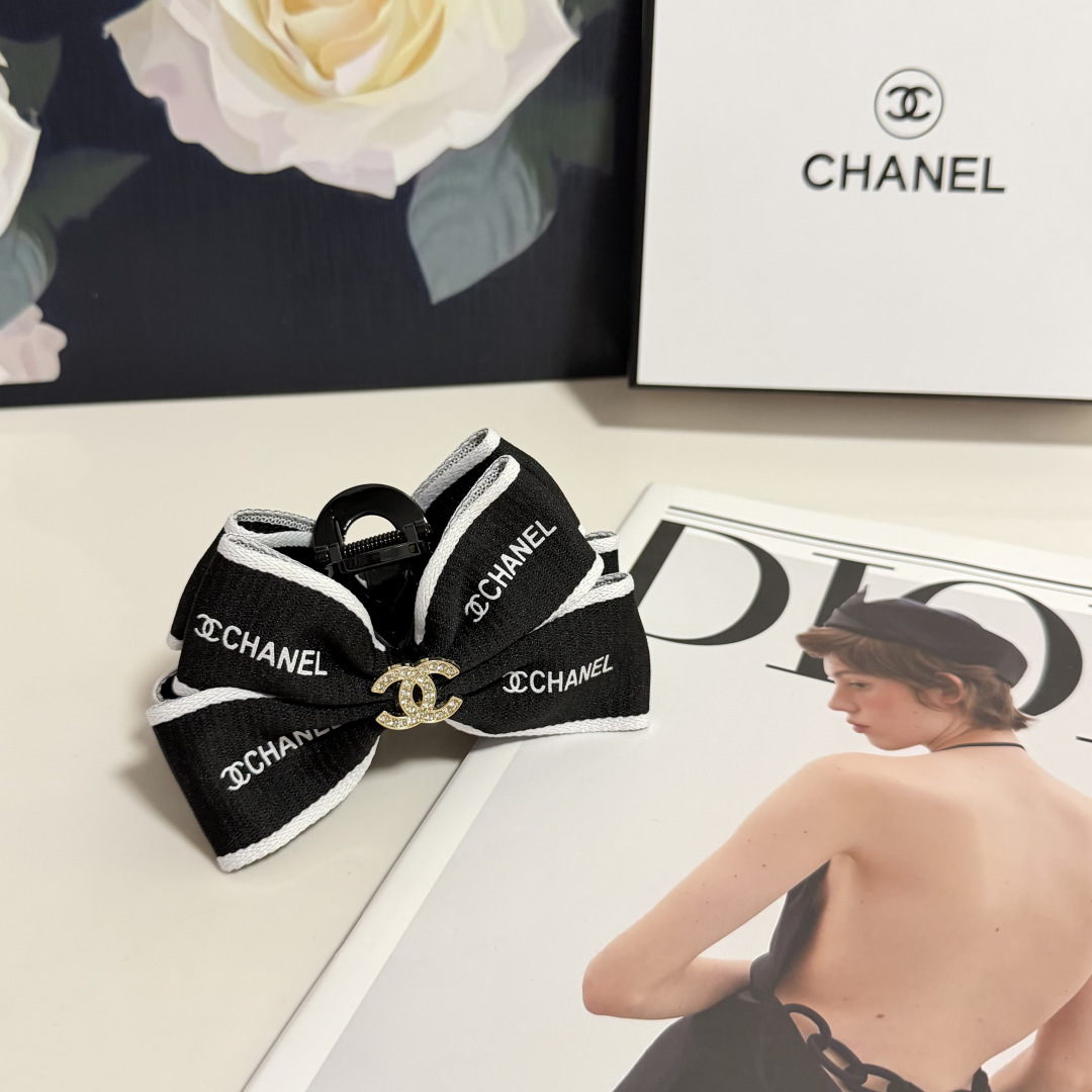 NO:920744,Special (single) with counter packaging Chanel (Chanel) latest vintage vintage clip. Elegant girl is worth buying. Very easy to match. Temperament and taste. Hairpins, hairpins, chanel, chanel, hairpins19860909特（单个）配专柜包装 Chanel（香奈儿）最新中古vintage抓夹 优雅的girl值得入手 非常好搭配 气质有品位发夹,发夹,chanel,chanel,hairpins,accessory